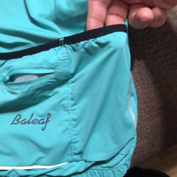 Baleaf running shirt large with pockets and reflective places - Picture 11 of 11